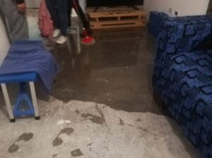 Graves daños por rotura de cañería en edificio
