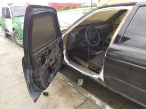 Desconocidos robaron automóvil y le prendieron fuego