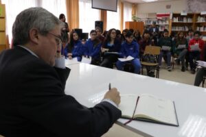 Alcalde Paredes se reunió con representantes de centro de alumnos de colegios de Natales