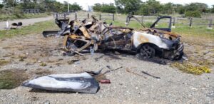 ¡Insólito! Dueño de auto quemado  tiene que pagar traslado desde donde  lo abandonaron los ladrones
