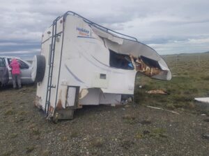 Viento habría volcado  camioneta de turistas
