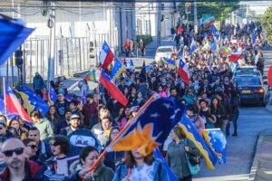Multitudinarias marchas contra Piñera