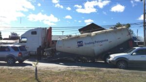 Acoplado de camión se soltó de la máquina y genera congestión vehicular