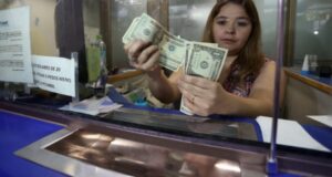 Dólar traspasa los $760 y alcanza su valor más alto en 17 años