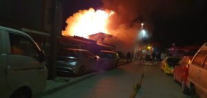 Tragedia: Mujer muere en incendio que destruyó cuatro casas en la Santos Mardones