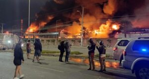 Encuentran cuerpo entre escombros de supermercado Lider de Arica que fue incendiado tras saqueo
