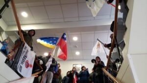 Manifestantes irrumpieron en edificio  del Gobierno Regional en medio de punto de prensa del intendente José Fernández
