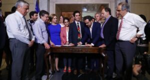Senadores y Gobierno acuerdan alza en pensión básica y rebaja en transporte para adultos mayores