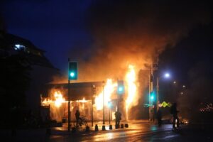 Incendios, saqueos y atentados en centro  de Punta Arenas
