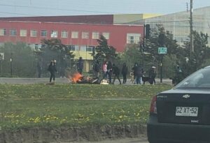 Molestia de automovilistas por barricadas frente a la UMAG que generaron  gran congestión
