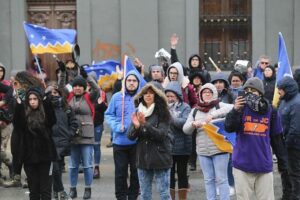 Un centenar de manifestantes llegaron a la plaza a pesar del viento y la lluvia