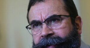 Diputado Gutiérrez (PC) relativiza ataque incendiario a la FACh en Iquique