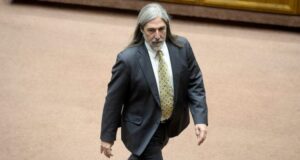 Presentan denuncia contra senador Letelier acusando suplantación en alcotest tras accidente