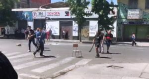Viralizan video de comerciantes de avenida 10 de Julio enfrentándose a estudiantes