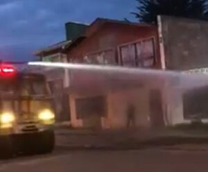 Vecinos del centro denunciaron daños por carro lanza agua