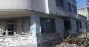 Iglesia Católica repudia saqueo a casa pastoral de Puerto Montt: quemaron mobiliario en la calle