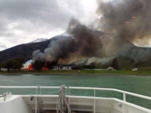 Incendio arrasó con  estructuras en estancia