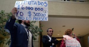 Asesores de parlamentarios protestan en el Congreso por reducciones de sueldo a la mitad