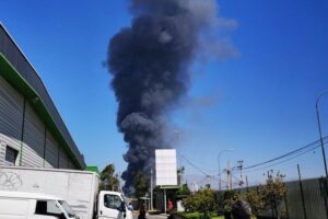 Incendio genera gran columna de humo a un costado del Aeropuerto de Santiago