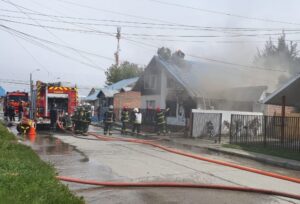 Voraz incendio destruyó por completo inmueble de dos plantas