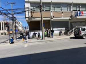 Vecinos de Punta Arenas salieron a pintar y restaurar los muros de su ciudad
