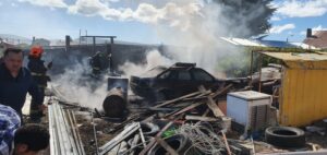Incendio destruyó automóvil al interior de patio