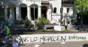 Serios incidentes en zona oriente de la capital: sede de la UDI fue atacada por manifestantes