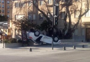 Dos personas lesionadas en colisión y volcamiento de vehículo en el centro de Punta Arenas