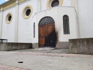 Puerta lateral de la Catedral sufrió atentado incendiario