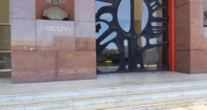 Grupo de encapuchados apedrea Congreso Nacional y rompe ventanal