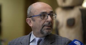 Diputado Romero pidió disculpas por sus dichos contra funcionarios públicos en discusión de aumento