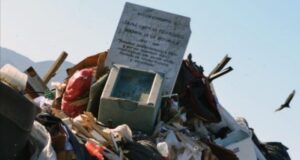 Placa en memoria de Jaime Guzmán aparece en basural: UDI pide recuperarla e investigar los hechos