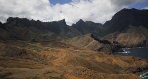 Polémica en archipiélago de Juan Fernández por uso de retroexcavadora en búsqueda de tesoro