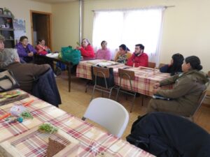 Gobernador Raúl Suazo compromete instalación de cámaras de seguridad en club de adulto mayor