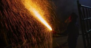 Hombre queda con graves lesiones tras explosión de fuego artificial: lo manipulaba con la boca