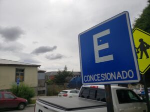 Licitación para estacionamientos incluye sueldo mínimo de trabajadores de $500 mil