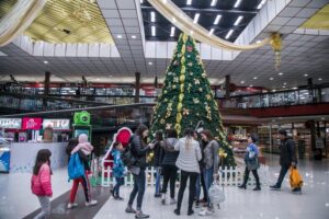 Ambiente navideño trata de abrirse paso con llegada de diciembre
