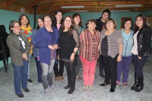 Vecinos de Punta Arenas desarrollaron su creatividad con la orfebre Marcela Alcaíno