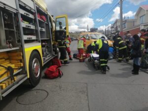 Grave menor que andaba en bicicleta tras ser colisionado por furgón escolar