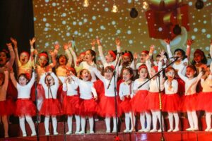 Colegios inician celebración de Navidad con villancicos