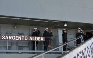 Comandante en jefe de la Armada  se reunió con dotaciones en operaciones de rebúsqueda del Hércules C-130