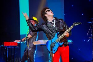 Tributo “Prófugos” promete  nostalgia bailable de Soda Stereo
