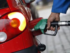 Las bencinas alcanzaron su mayor precio por litro en 14 meses