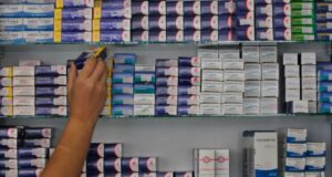 Farmacias independientes acusan a Fonasa de favorecer a grandes cadenas en licitación ante TDLC
