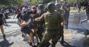 Carabineros dispersó incidentes entre vecinos y manifestantes cerca de la casa del presidente Piñera
