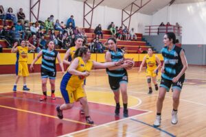 Natales y Team Croacia sacaron ventaja en el básquetbol laboral