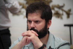 Boric mantiene postura por Acuerdo Social pese a duros ataques de Sharp