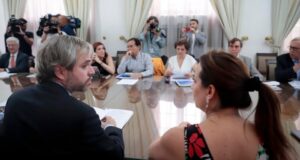 Consejo para reforma a Carabineros sesiona en La Moneda: Blumel lidera reunión junto a 15 invitados