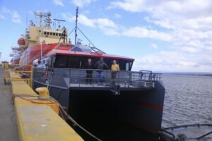 Catamarán Magallanes 500 llegó a Punta Arenas para navegar hasta el fin del mundo
