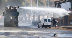 Gobierno oficia a Carabineros para esclarecer composición de líquido en carros lanza-aguas